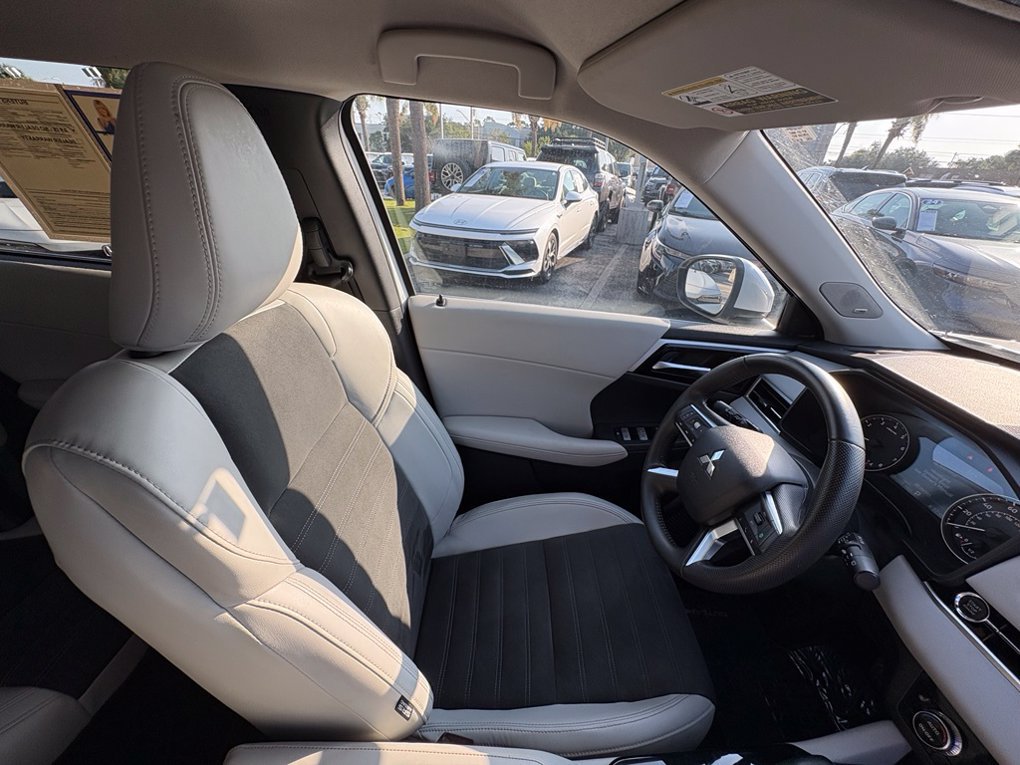 Used 2025 Mitsubishi Outlander SE FWD image 39