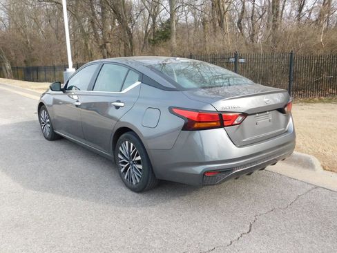 Used 2025 Nissan Altima 2.5 SV image 3