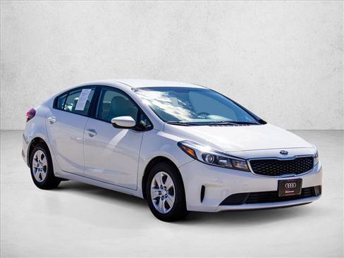 Used 2017 Kia Forte LX FWD image 3