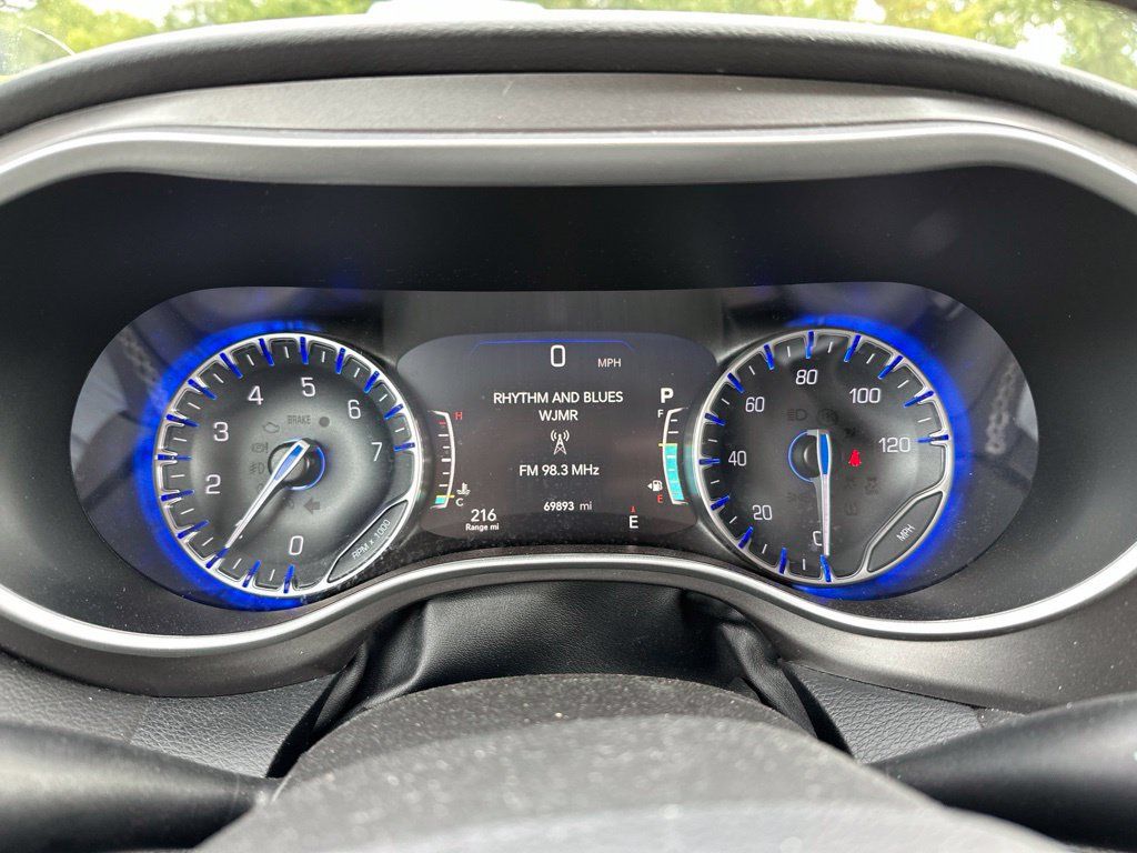 Used 2024 Chrysler Pacifica Touring-L FWD image 12