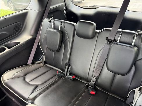Used 2022 Chrysler Pacifica Limited w/ Uconnect Theater Family Group FWD image 31