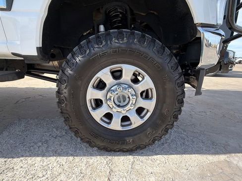 Used 2023 Ford F250 XLT w/ F-250 >10K GVWR Package image 9