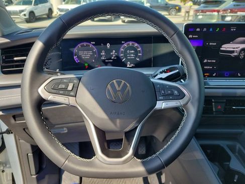 Used 2025 Volkswagen Tiguan SE FWD image 23