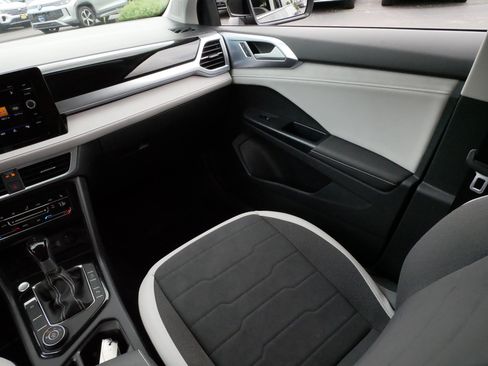 Certified 2025 Volkswagen Taos SE AWD/4WD image 11