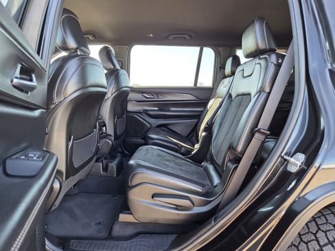 Used 2023 Jeep Grand Cherokee L Laredo image 15