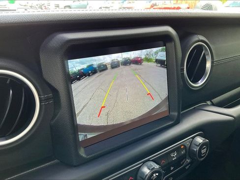 Used 2018 Jeep Wrangler Unlimited Sahara image 23