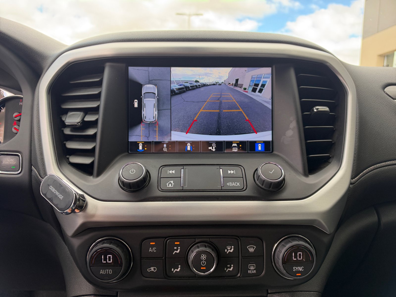Used 2022 GMC Acadia SLT w/ Technology Package AWD/4WD image 29