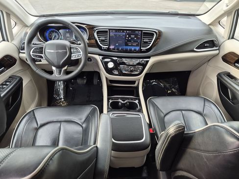 Used 2024 Chrysler Pacifica Limited FWD image 32
