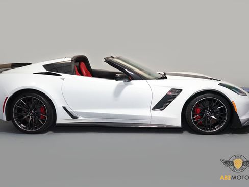 Used 2015 Chevrolet Corvette Z06 w/ 3LZ Preferred Equipment Group image 3