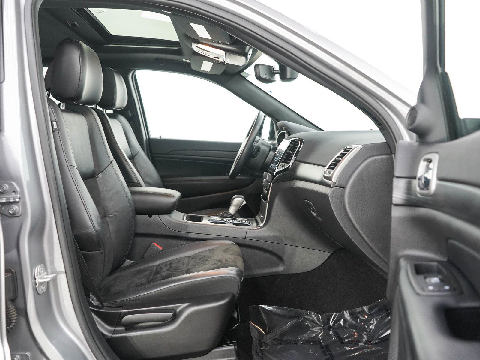 Used 2020 Jeep Grand Cherokee Altitude RWD image 11