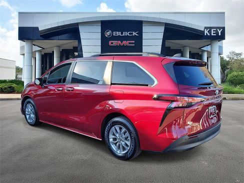 Used 2022 Toyota Sienna XLE image 4