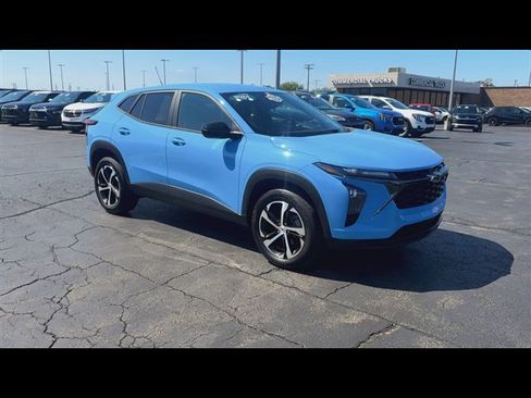 Used 2024 Chevrolet Trax RS w/ Driver Confidence Package FWD image 2