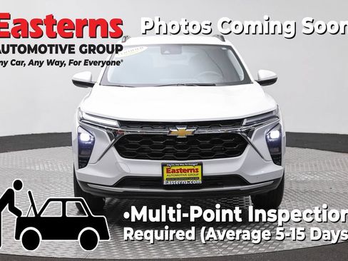 Used 2025 Chevrolet Trax LT FWD image 2