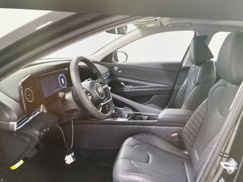 Used 2026 Hyundai Elantra Limited FWD image 7