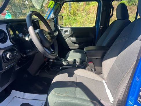Used 2024 Jeep Wrangler Unlimited image 17