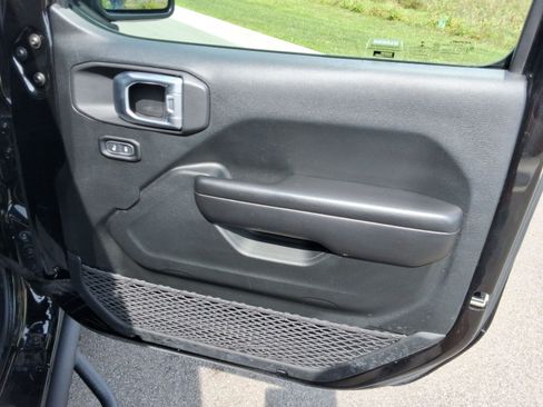 Used 2021 Jeep Gladiator Sport image 25