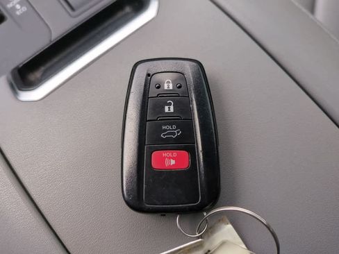 Used 2023 Toyota Highlander XLE FWD image 28