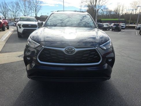 Used 2024 Toyota Highlander XLE image 3