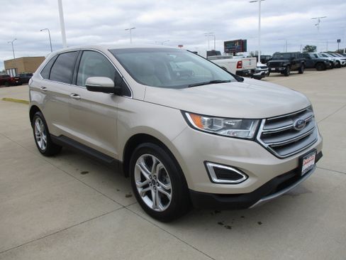 Used 2017 Ford Edge Titanium w/ Cold Weather Package FWD image 8
