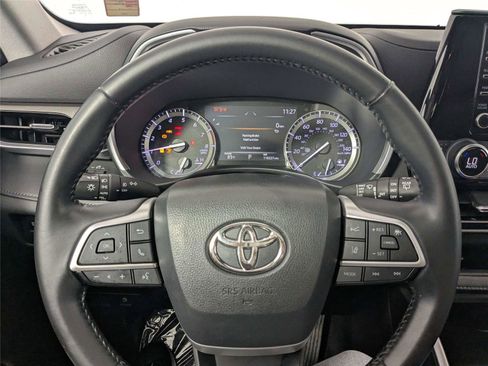 Used 2022 Toyota Highlander XLE FWD image 19