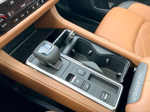 Used 2025 Nissan Pathfinder Platinum image 16