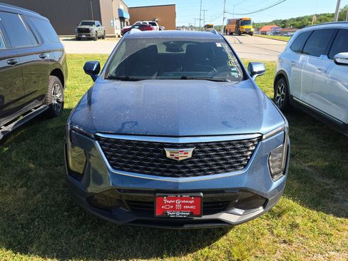 Used 2025 Cadillac XT4 Premium Luxury AWD/4WD image 2