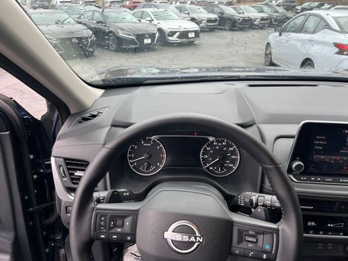Used 2025 Nissan Rogue SV AWD/4WD image 31