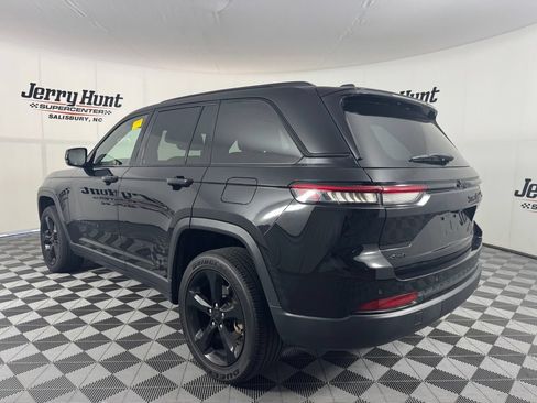 Used 2023 Jeep Grand Cherokee Altitude AWD/4WD image 9