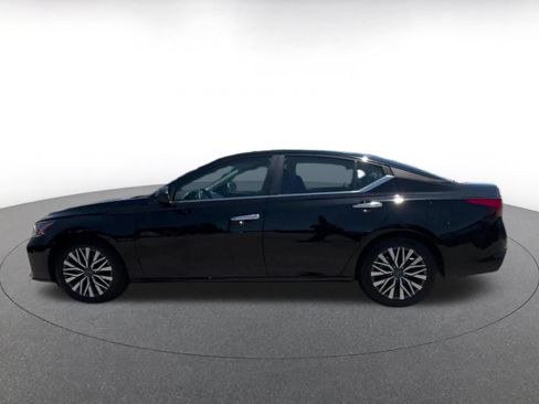 Used 2025 Nissan Altima 2.5 SV FWD image 8