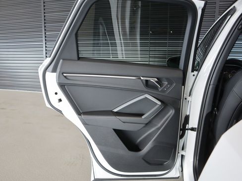 Used 2023 Audi Q3 2.0T Premium w/ Black Optic Sport Package image 25