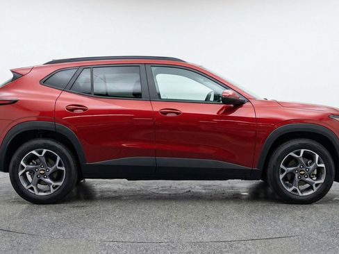 Used 2025 Chevrolet Trax LT FWD image 11