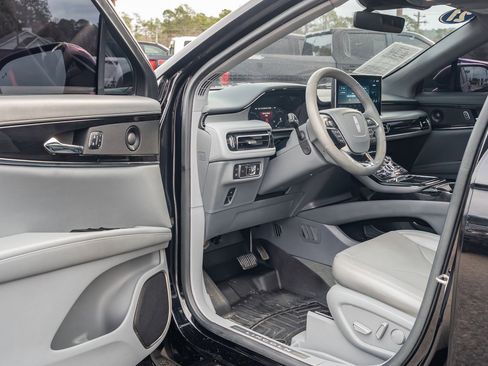 Used 2021 Lincoln Nautilus Reserve w/ Monochromatic Package image 17