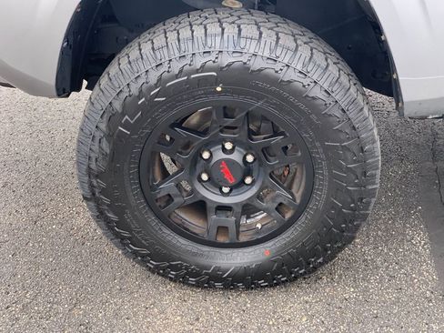 Used 2020 Toyota Tacoma SR AWD/4WD image 32