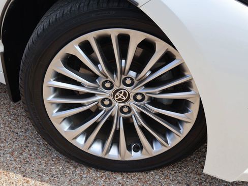 Used 2022 Toyota Avalon Limited w/ Advanced Safety Package FWD image 9