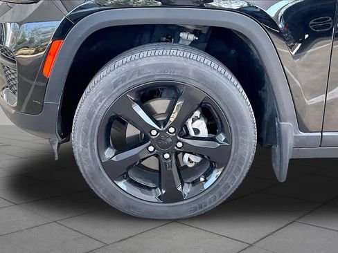 Used 2023 Jeep Grand Cherokee Altitude AWD/4WD image 10