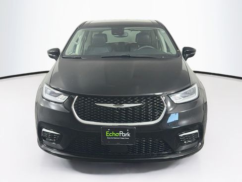Used 2024 Chrysler Pacifica Touring-L FWD image 2