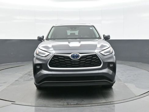 Used 2023 Toyota Highlander XLE image 2