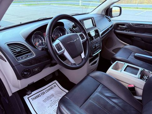 Used 2015 Chrysler Town & Country Touring image 10