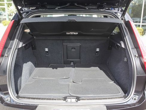 Used 2025 Volvo XC40 B5 Plus w/ Protection Package Premier image 24