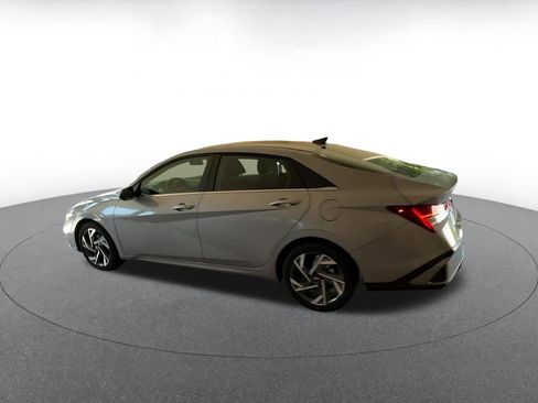 Used 2025 Hyundai Elantra SEL image 10