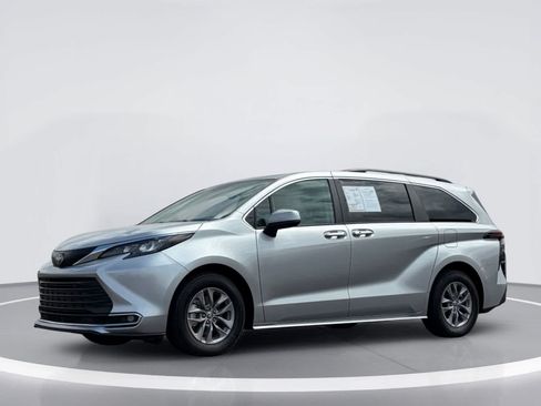 Used 2024 Toyota Sienna XLE FWD image 2