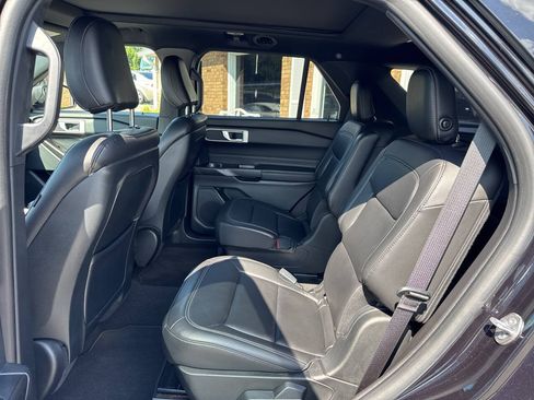Used 2020 Ford Explorer XLT w/ Equipment Group 202A AWD/4WD image 18