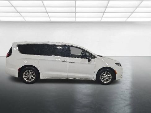 Used 2024 Chrysler Pacifica Touring-L FWD image 3