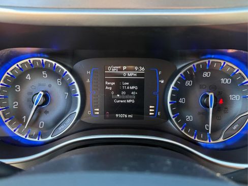 Used 2020 Chrysler Pacifica Touring-L w/ Tire & Wheel Group FWD image 27