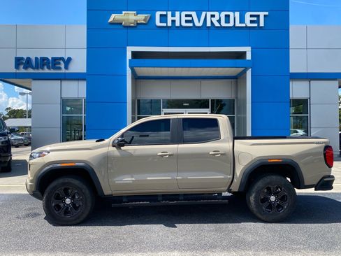 Used 2024 GMC Canyon Elevation w/ Elevation Premium Package AWD/4WD image 2