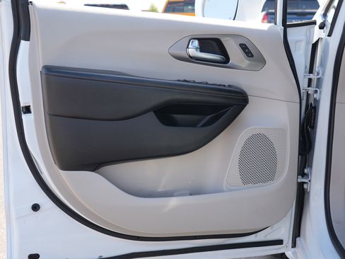 Used 2020 Chrysler Pacifica Touring-L Plus w/ Advanced Safetytec Group FWD image 14