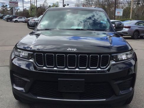Used 2022 Jeep Grand Cherokee Laredo w/ Luxury Tech Group I AWD/4WD image 2