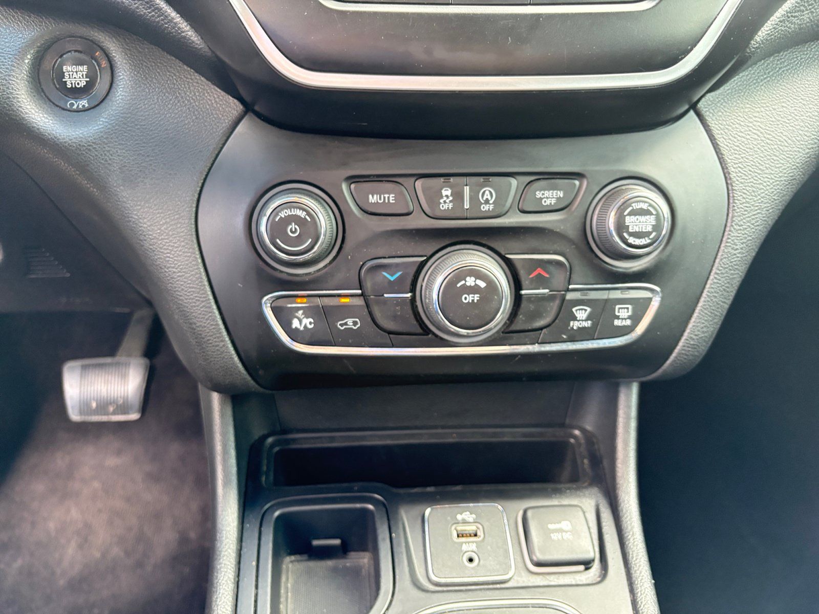 Used 2019 Jeep Cherokee Latitude Plus FWD image 19