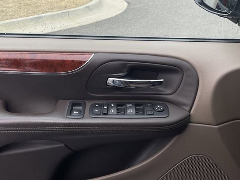 Used 2013 Chrysler Town & Country Touring image 18