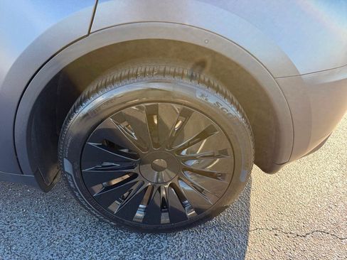 Used 2024 Tesla Model Y Long Range image 38